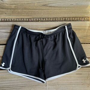 Like New Under Armour back and white short 4/16$